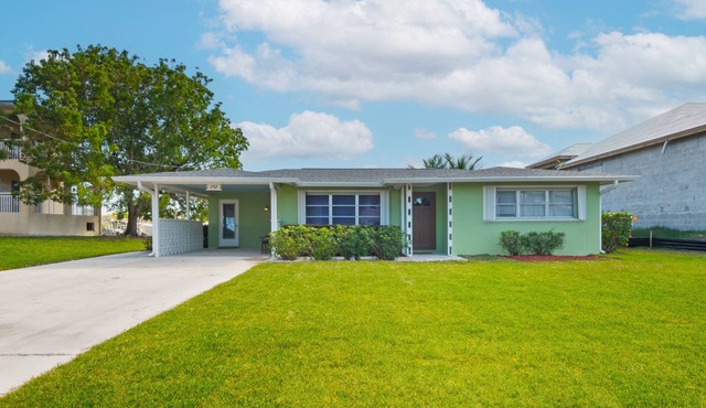 Pet and kid friendly Key Lime Cutie with dock for 22' boat, walk to restaurants.