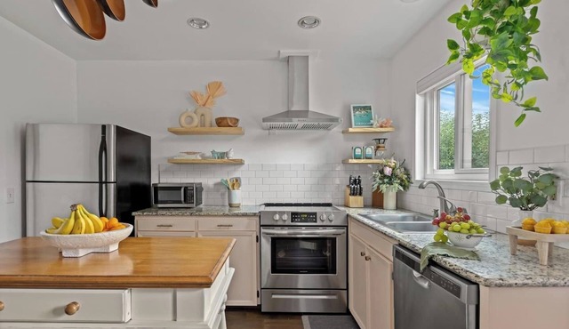 Pet and Kid Friendly, Hot Tub, Steps to Downtown