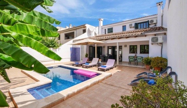Pet-friendly, cycling friendly, quiet town near Palma. Sunday market.