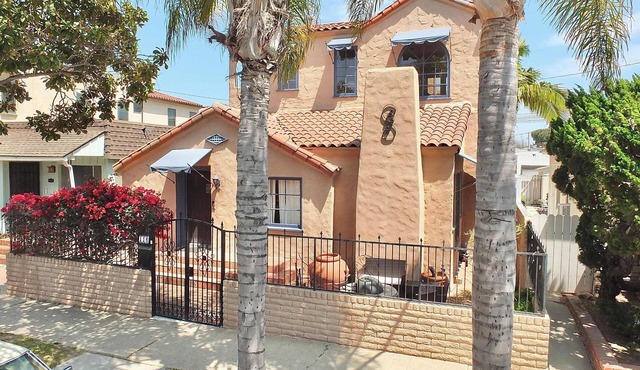 Pet-Friendly, 1 Block to Beach, World Cup, Sleep 7