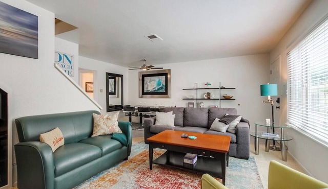 Pet-friendly 1 block to the beach with parking