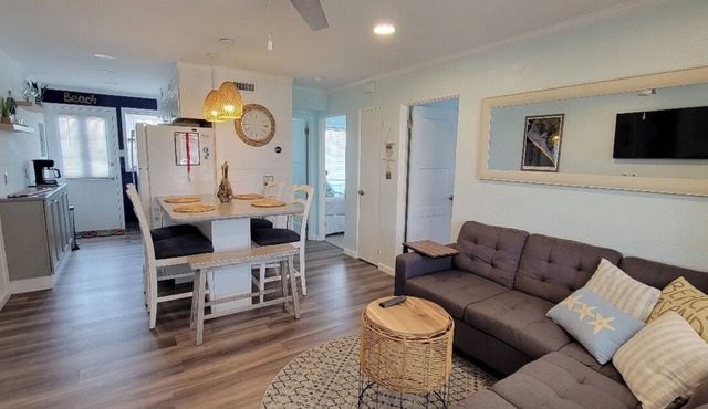 Pet Friendly 2 bed 1 bath condo 4 night Minimum in-season June-Sept