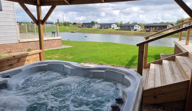 Pet Friendly 2-bed Luxury Lodge in Routh w/Hottub