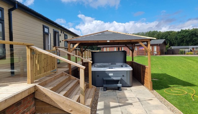 Pet Friendly 2-Bed Luxury Lodge in Routh w/HotTub