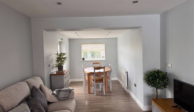 Pet-friendly - 2 Bedrooms Bungalow hot tub Parking