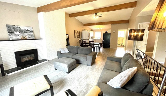 Pet-Friendly 3-Bdr Upper Suite near White Rock – Spacious & Modern!
