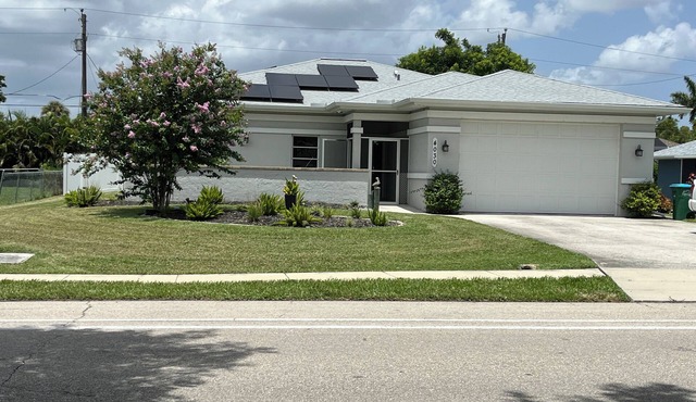 Pet friendly, 3-bedroom house, fenced yard, lanai, in SE Cape Coral AC, WiFi