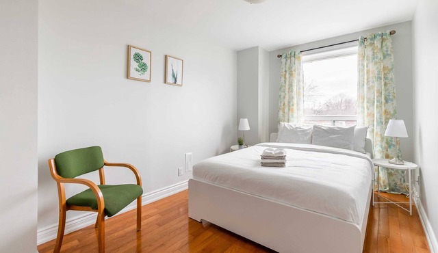 Pet-Friendly 3BR Apartment - Ossington Ave!