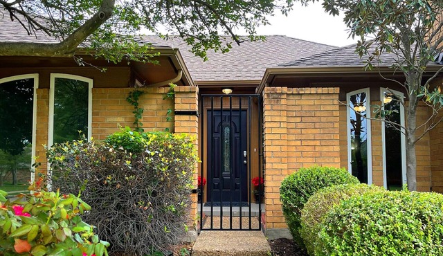 Pet-friendly 4-bedroom + Pool