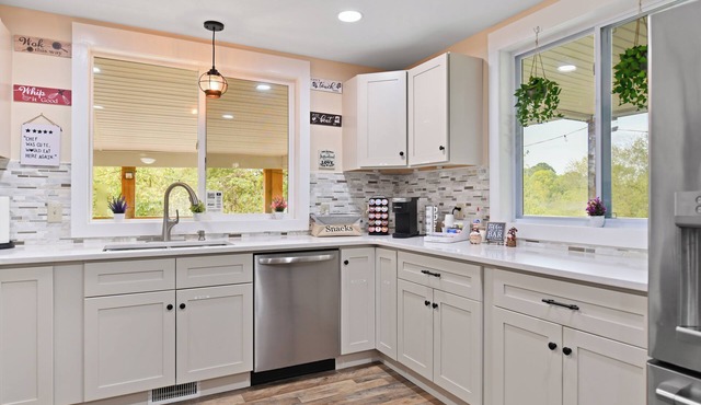 Pet Friendly, 5 Beds near Lancaster w/King Bed, Fire Pit, Hot Tub, A/C, Game Rm