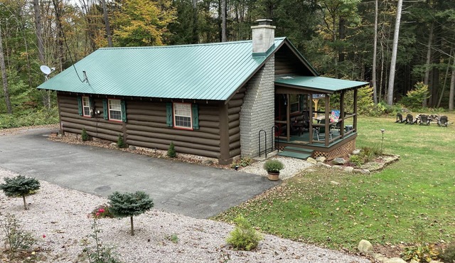 PET FRIENDLY Adirondacks Log Cabin! Lake George, Saratoga, SPAC, Sacandaga