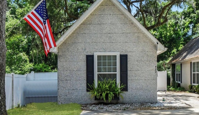 Pet friendly, beautiful mid island cottage only 3 miles from the beach!