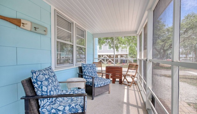 Pet friendly beach cottage short walk to beach