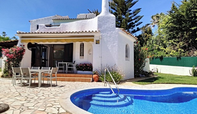 Pet-Friendly Beautiful Villa Palmeire Galé Beach with WiFi, Balcony, Garden, Terrace & Pool