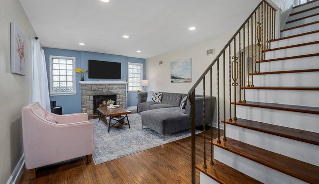 Pet Friendly - BIG Yard - Fast Wi-Fi - Sleeps 10 - Easy access to I-55 downtown