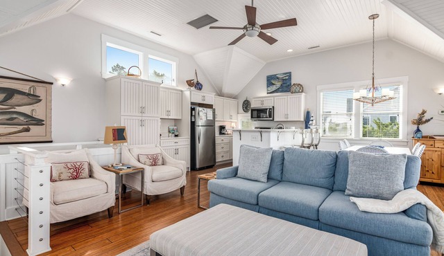 Pet friendly cottage across from beach access, ocean views!