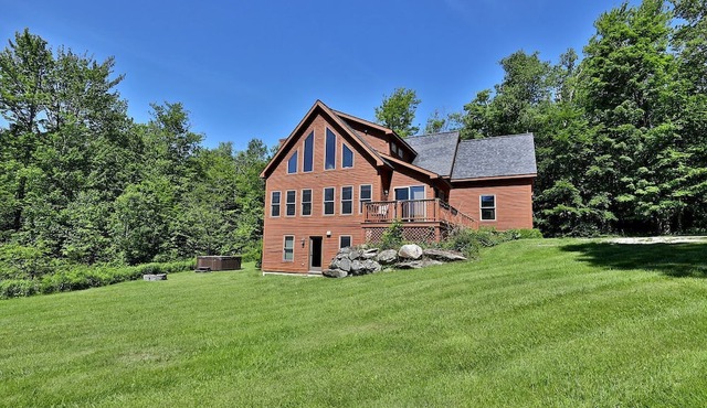 Pet-Friendly Cabin in the Heart of Vermont's Ski Country with Hot-Tub and Private Deck to Enjoy the Views of Pico Mountain