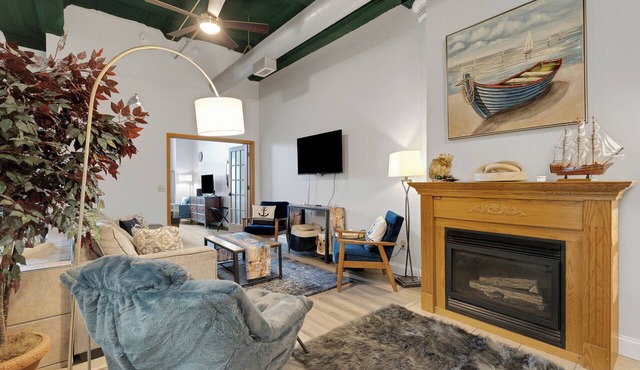 Pet-Friendly Canal Park Condo|Near Lakewalk| Pool| Sauna| Gym