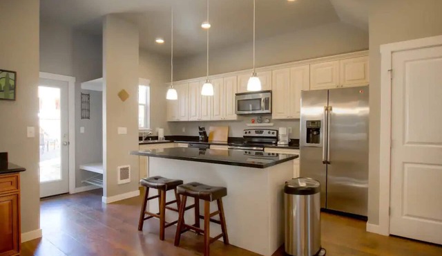 Pet friendly Centrally Located Tacoma 3-bdrm home