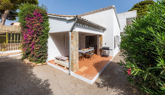 Pet-Friendly Chalet 'Cas Padrins' close to the Beach with Garden & Wi-Fi