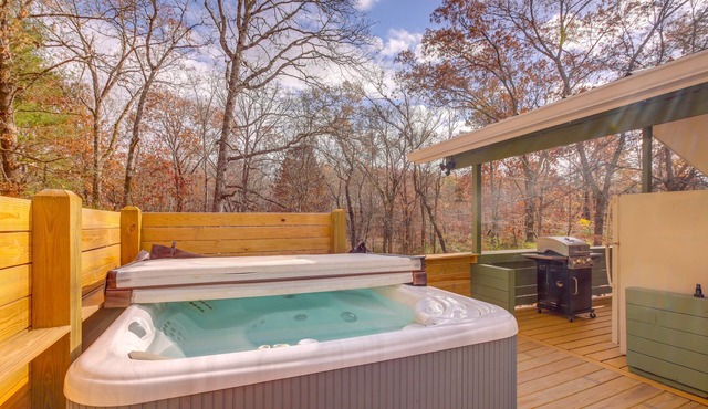 Pet-Friendly Chattanooga Cabin w/Hot Tub & Kayaks