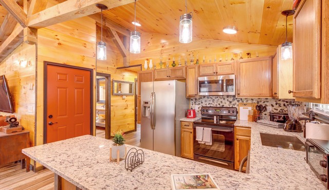 Pet-friendly Chattanooga Cabin w/Hot Tub & Kayaks