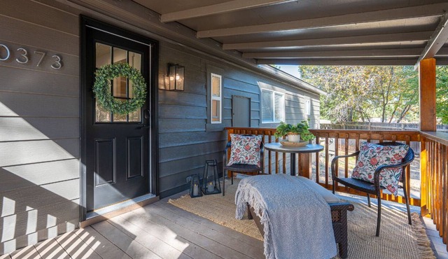 Pet friendly close in on 1 Acre, 3-bedroom house with A/C in Bend + RV Hook up