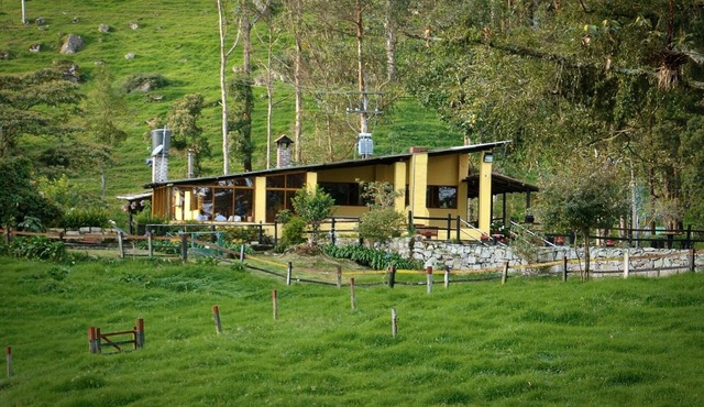 Pet-friendly cottage for groups with fireplace and forests