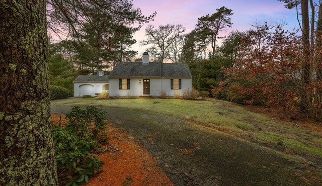 Pet Friendly Cozy Cotuit Cottage 5 minutes away from the beach!