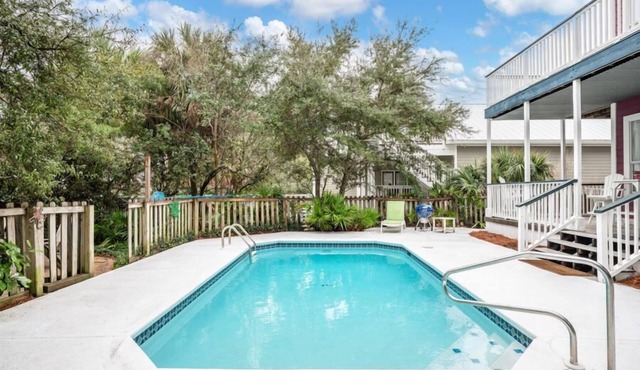 Pet Friendly Escape–Heated Private Pool, Near the Beach & Golf Cart Available