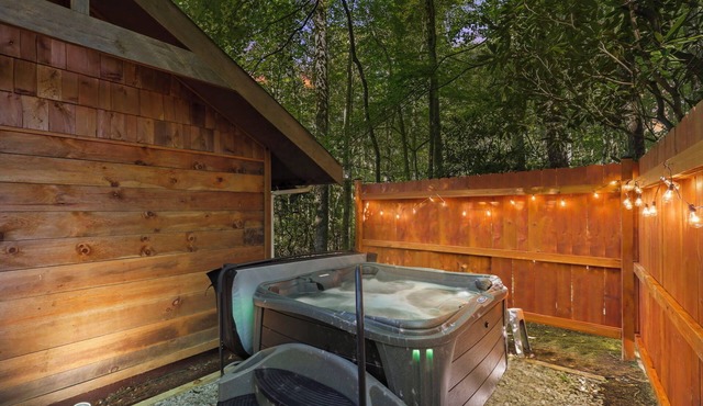 Pet Friendly, Fenced Yard, 3 Bedroom Cabin, Hot Tub, 3 Mi. to Beech Ski Resort!