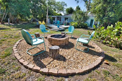 Pet Friendly & Firepit Minutes to Beach Sleeps 6