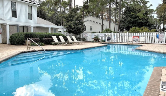 Pet Friendly, Ground Floor Condo w/Pool, Fitness Center, Pickleball & 2 Bikes