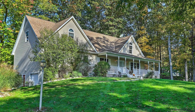 Pet-Friendly Grand Pine Bush Retreat on 2 Acres!