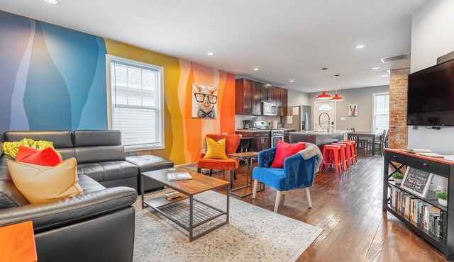 Pet-Friendly Home with Fenced Yard : 5 Min to Downtown Indy : King Bed