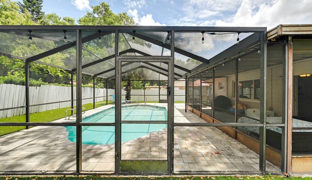 Pet-friendly Home w/Pool in Palm Harbor!