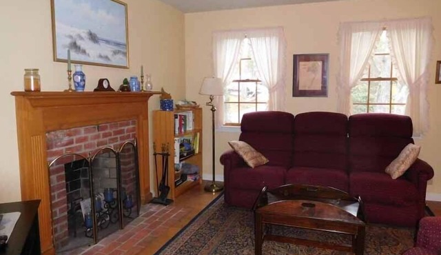 Pet friendly home with central air (1998)