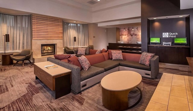 Pet Friendly Hotel Near Lincoln Memoria! Onsite Starbucks & Parking!