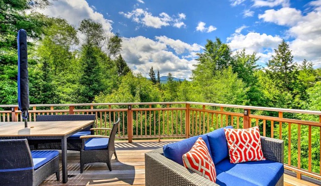 Pet-Friendly House w/Deck - 10 Mi to Stowe Mtn!