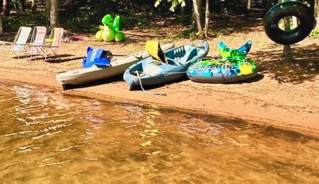 Pet-Friendly Lakefront Retreat Hot Tub, Sandy Shore & Fenced Yard