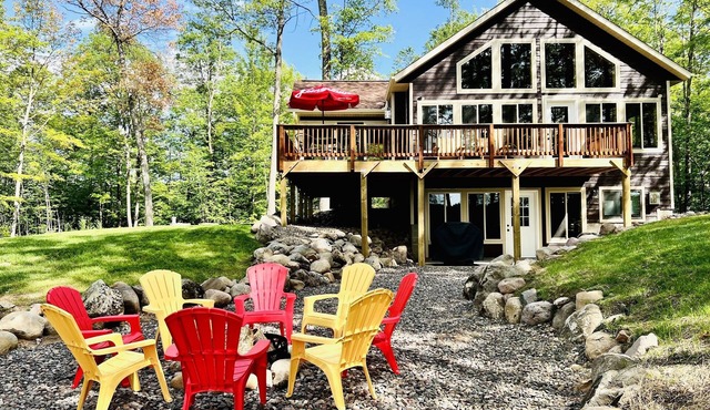 Pet-Friendly Lakeside Cottage w/Kayaks and Canoe!