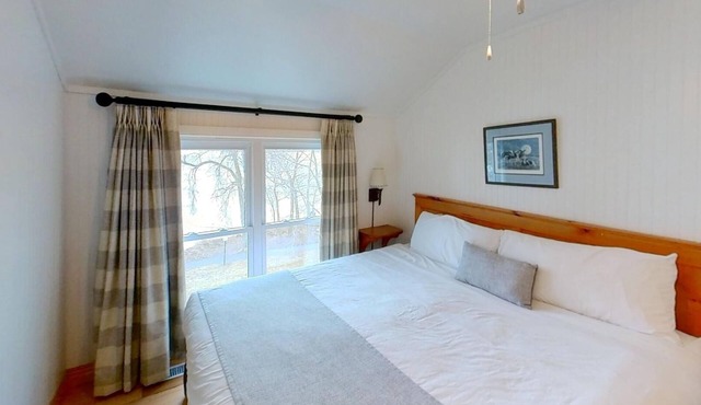 Pet-Friendly Lakeside Cottages With Private Outdoor Decks for a Homely Stay