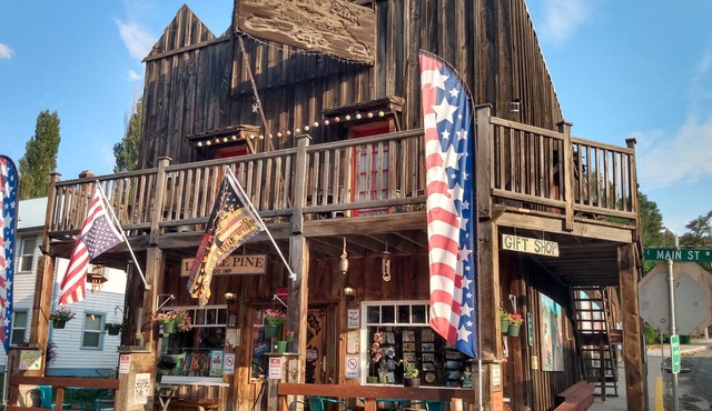 Pet-friendly Lodge near the Painted Hills