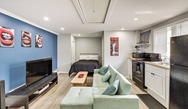 Pet-Friendly Long Island Guest House: Walk to Bay!