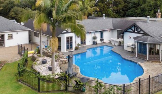 Pet friendly Luxury Accommodation with private Pool and Jetty