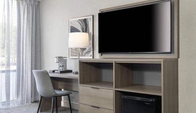 Pet Friendly Modern Room in Back Bay Boston | Near Museum of Fine Arts - 0.6 mi