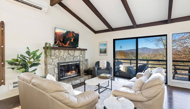 Pet-Friendly Mountain Cabin with Hot Tub Near Sugar Mountain, Sleeps 12