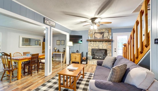 Pet-Friendly Murphy Home: Grilling Deck + Fire Pit