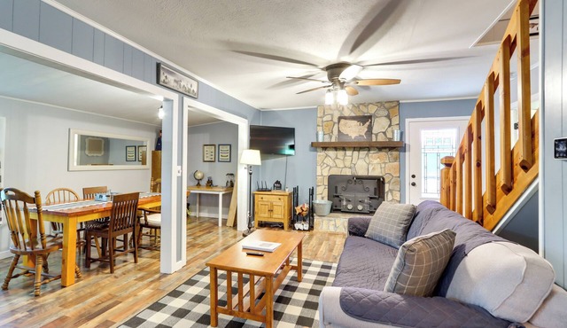 Pet-Friendly Murphy Home: Grilling Deck + Fire Pit