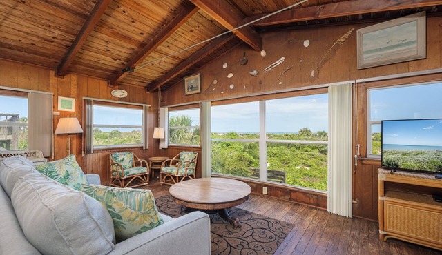 Pet Friendly Oceanfront Cottage -Deck Dining+ Direct Access Path to the Beach!